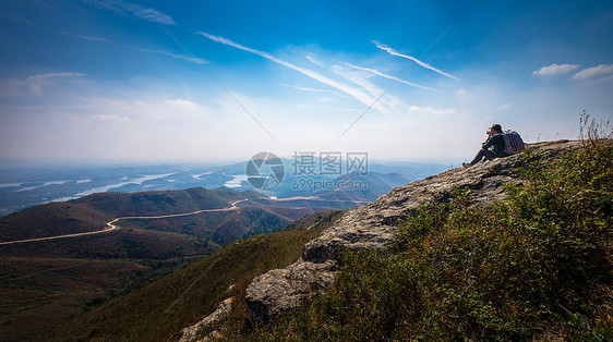 探险旅行摄影攀登山顶远看群山风景图片