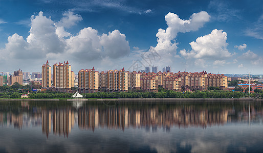 河边景观蓝天碧水宜居城市背景