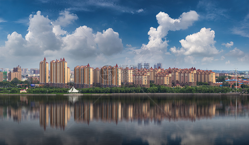 蓝天碧水宜居城市图片