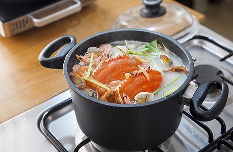 烹饪螃蟹海鲜汤图片