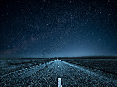 夜晚草地星空下的高速公路背景