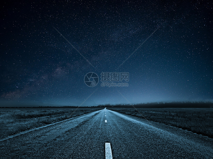 星空下的高速公路图片
