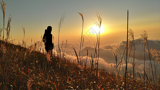 登山望日出的人图片