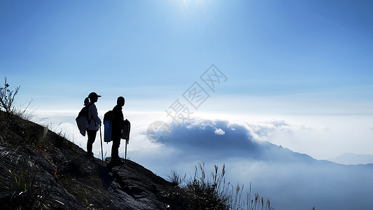 登山的人那一抹雾里云里高清图片