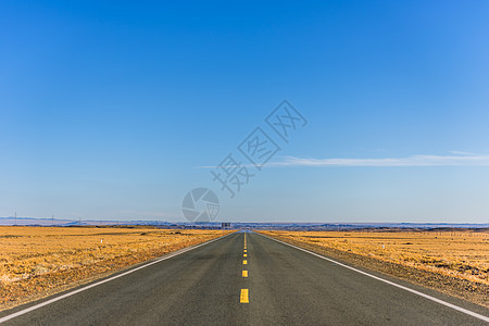 草原上看不到尽头的公路背景图片