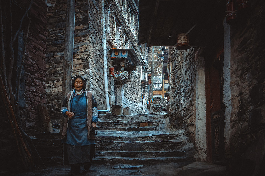 川藏阿坝州某少数民族村庄图片