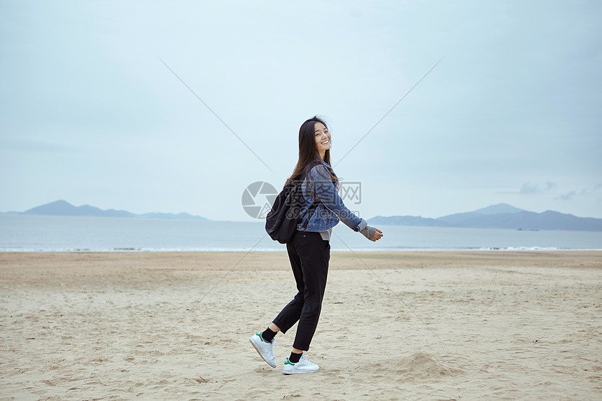 海边奔跑的女孩图片