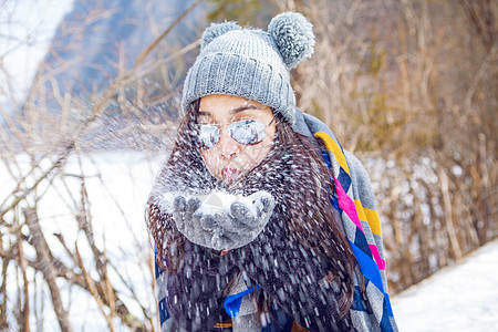 雪地女孩吹雪花的女孩背景