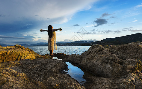 夏手绘迎接曙光深圳海岸背景