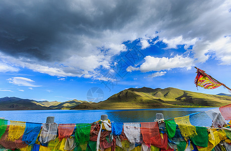 山脉上经幡羊卓雍错湖上的经幡背景