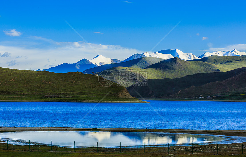 西藏羊卓雍错湖美景图片