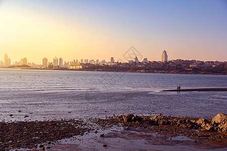 中山东一路朝霞中的城市背景