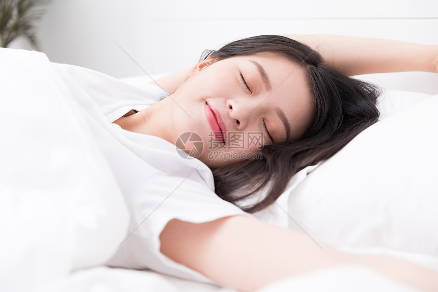 熟睡中的年轻美女图片