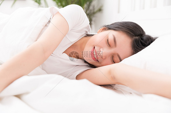 睡觉醒来的年轻女性