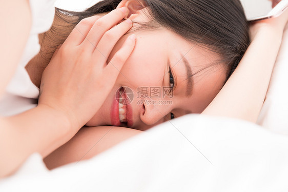 睡觉醒来的年轻女性