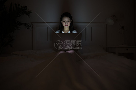 深夜熬夜用电脑的女生图片