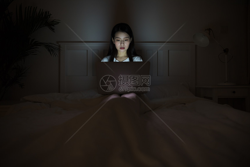 深夜熬夜用电脑的女生图片