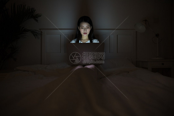 深夜熬夜用电脑的女生