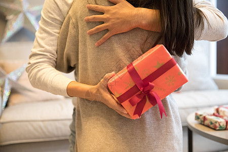 圣诞节人物情侣拥抱送礼物背景