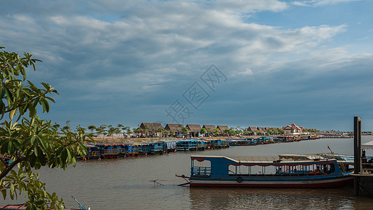柬埔寨洞里萨湖水上人家码头高清图片