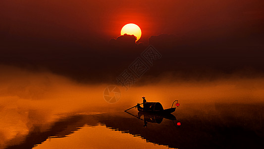 渔夫小船黄昏下的小东江雾气背景