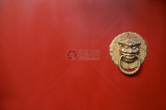 古建筑的红色大门铜环图片