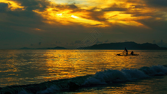 黄昏时分大海上归来的渔民高清图片