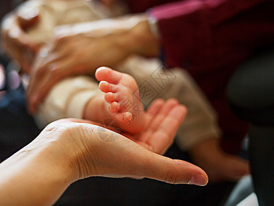 婴儿的小脚幸福抱抱高清图片
