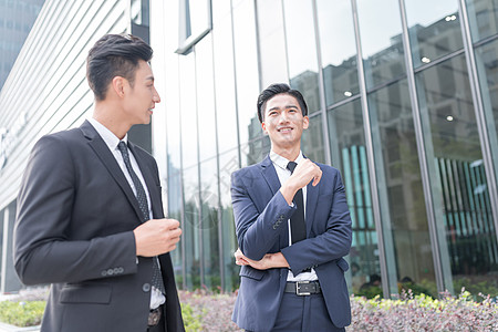 站在写字楼下交流的商务人士图片