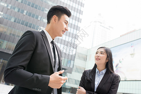 站在写字楼下交流的商务人士图片