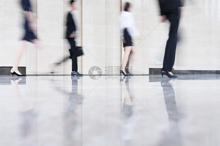 写字楼里走路的商务人士身影图片