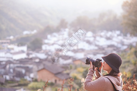 风景摄影师拍摄秋天婺源石城拍摄日出的摄影师背景