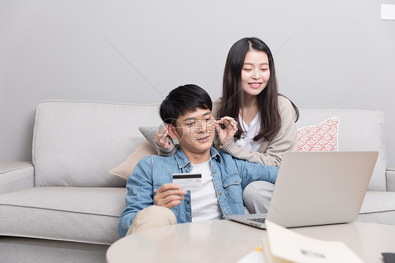 仙女里被男生揪着客厅的耳朵仙草女生生图片