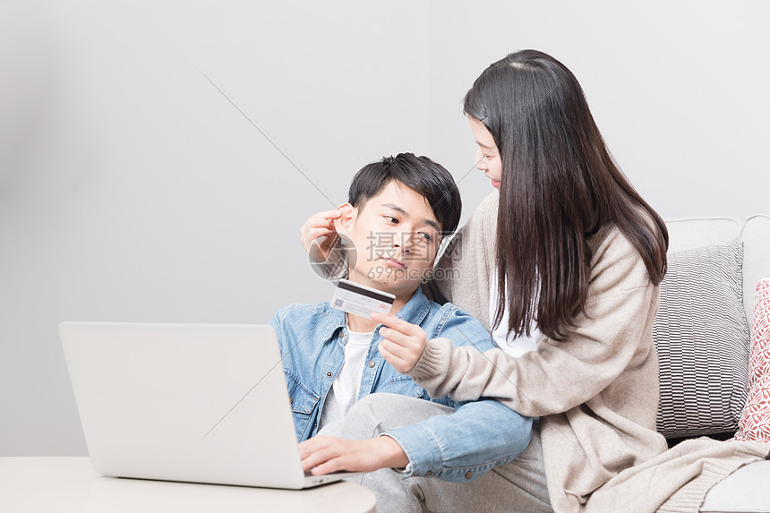 高清里被客厅揪着女生的耳朵男生女生微胖图片图片