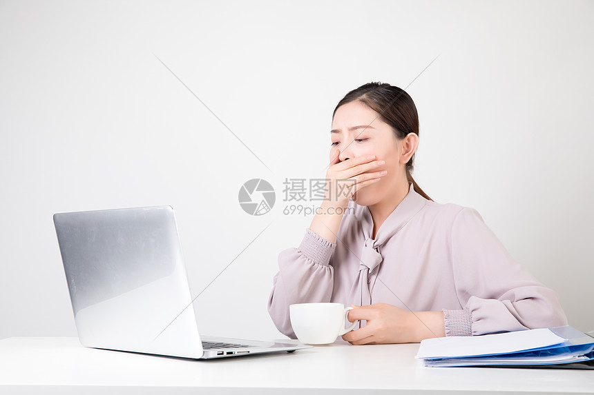 犯困的商务女性图片