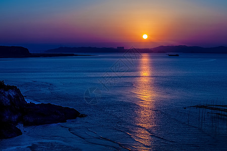 海边嬉戏海边日落背景