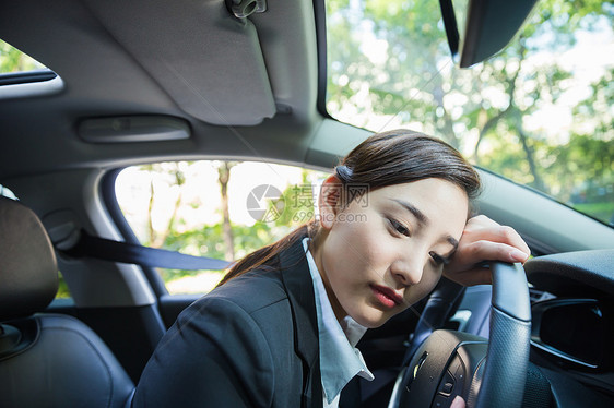 商务女性在停车时休息图片