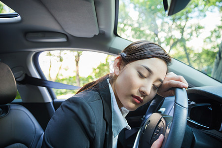 停车休息商务女性在停车时休息疲劳驾驶背景