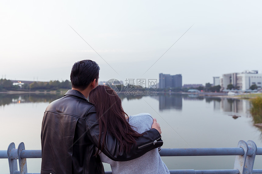 情侣相依在湖边的背影图片素材_免费下载_jpg图片格式_VRF高清图片500716680_摄图网