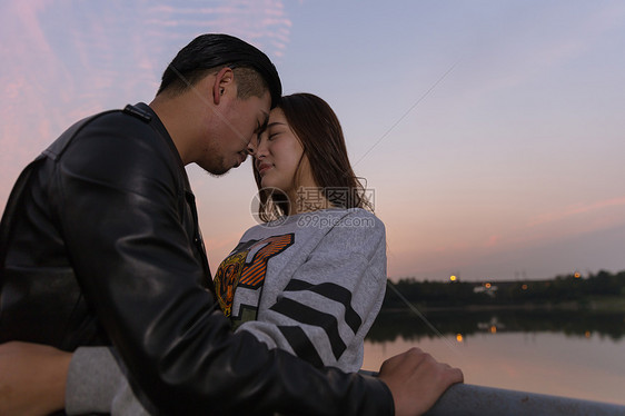 落日下相拥的情侣