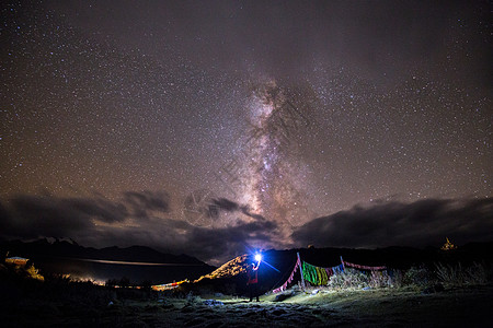 夜晚星空下的人高清图片