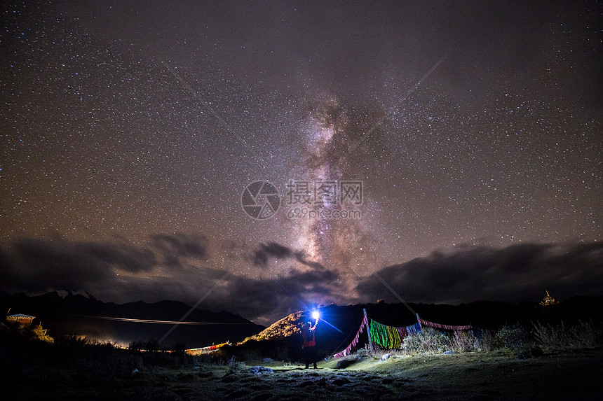 夜晚星空下的人图片