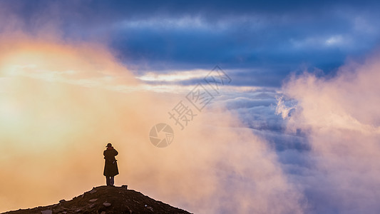 奋斗背影观看牛背山云海的背影背景