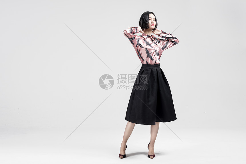 服装展示的女性图片