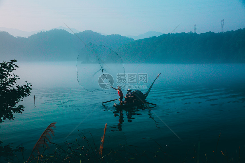 清晨的渔夫图片