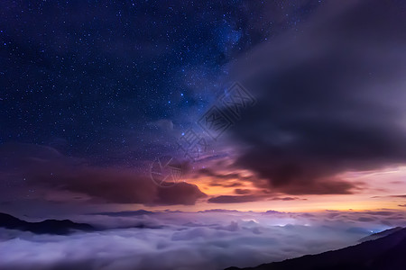 晚上的山星空下的云海背景