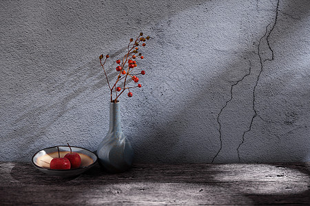 水泥墙角的花瓶和水果碟背景图片