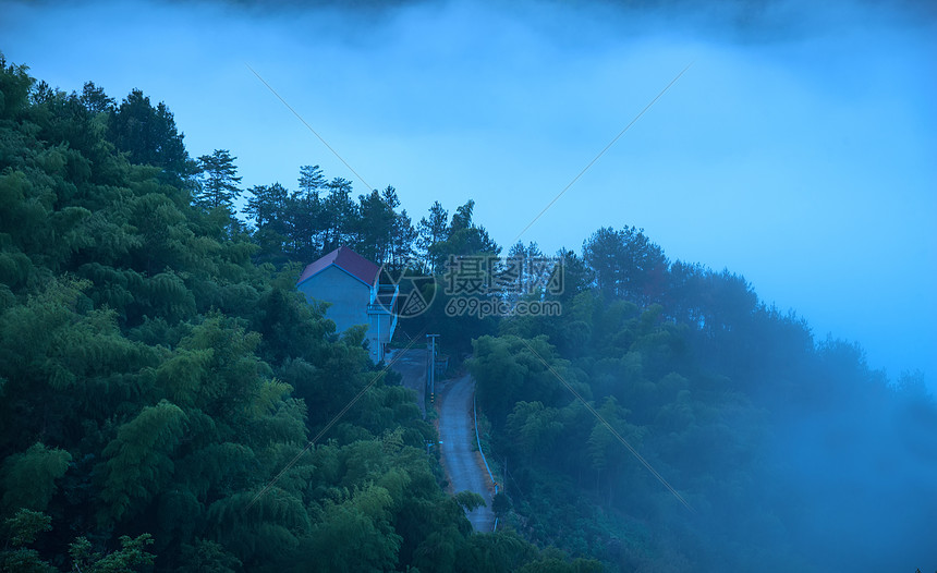 迷雾下宁静的山村图片