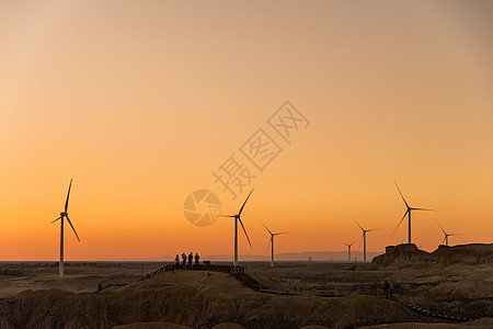 夕阳下的风车图片