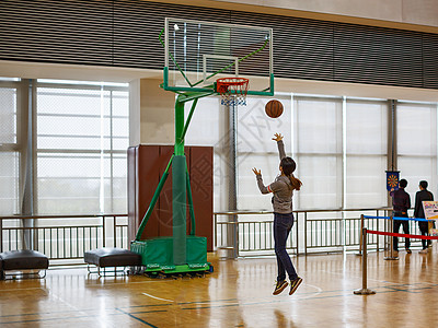 室内体育馆学校趣味运动会打篮球的场面背景